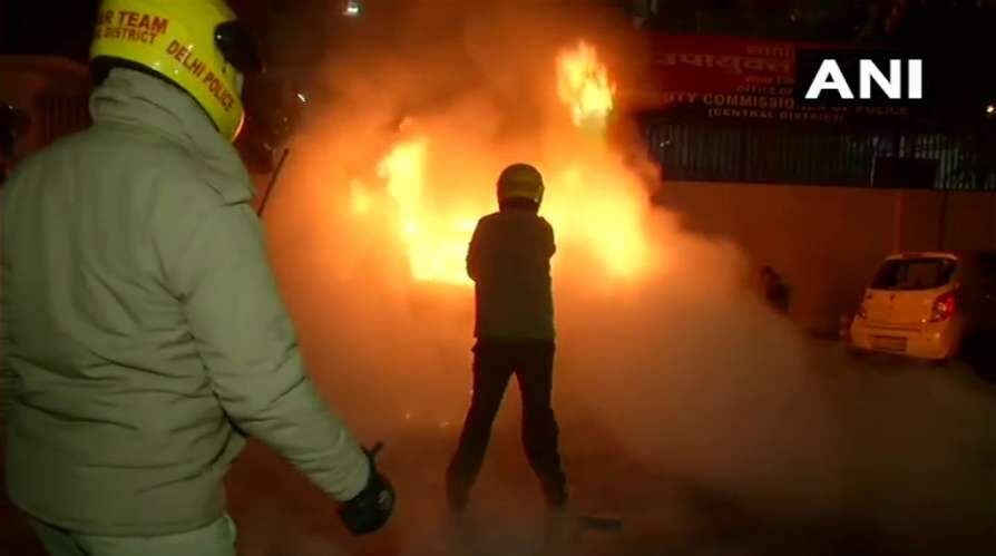 ഡൽഹിയിൽ സംഘർഷം: പ്രതിഷേധക്കർക്കും, മാധ്യമ പ്രവർത്തകർക്കും  മർദനം