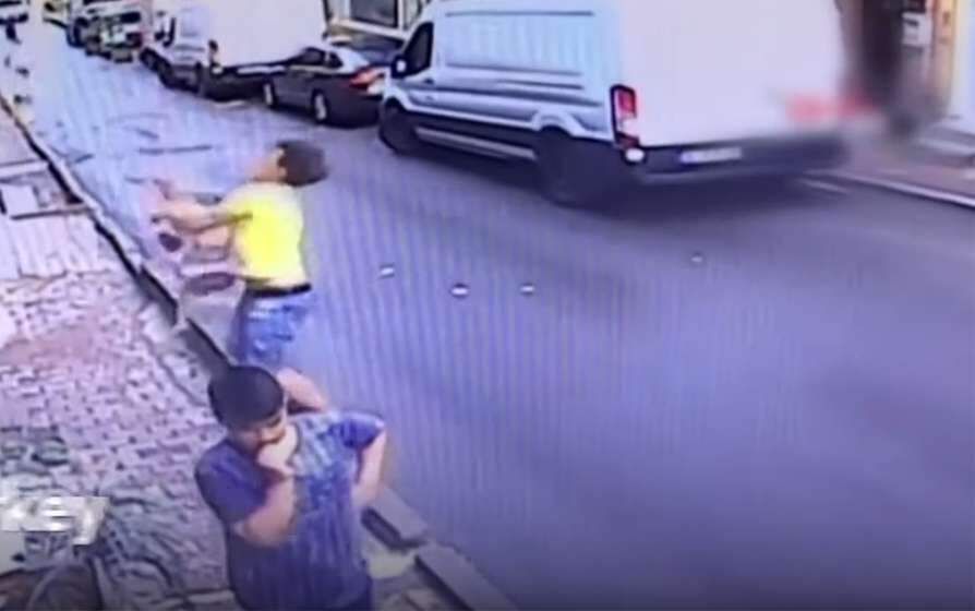 രണ്ടാംനിലയില്‍നിന്ന് പിഞ്ചുകുഞ്ഞ് താഴേക്ക് വീണു; രക്ഷകനായെത്തി ഫ്യൂസി സബാത്