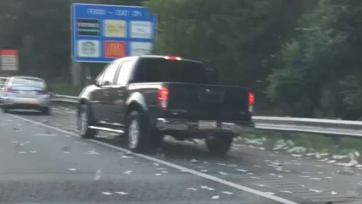 റോഡില്‍ നോട്ട് മഴ; വാരിയെടുത്ത് യാത്രക്കാർ...!