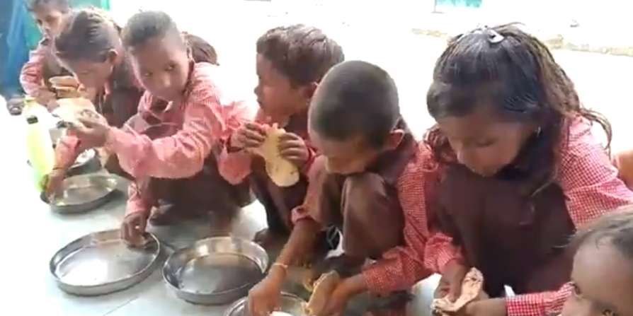 സ്കൂള്‍ കുട്ടികള്‍ക്ക് ഉച്ചഭക്ഷണമായി റൊട്ടിയും ഉപ്പും; റിപ്പോര്‍ട്ട് ചെയ്ത മാധ്യമപ്രവര്‍ത്തകനെതിരെ കേസ്