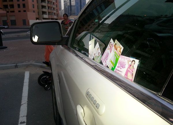 കാര്‍ഡിലെ പരസ്യം കണ്ട് മസാജിന് പോയ പ്രവാസിക്ക് കിട്ടിയത്  എട്ടിന്‍റെ പണി