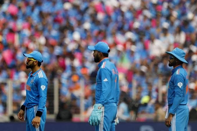 ഇന്ത്യ-പാക് മത്സരത്തിൽ കോഹ്‌ലിക്ക് ജഴ്സി മാറിപ്പോയി; എട്ടാം ഓവറിൽ ജഴ്സി മാറി ധരിച്ച് താരം