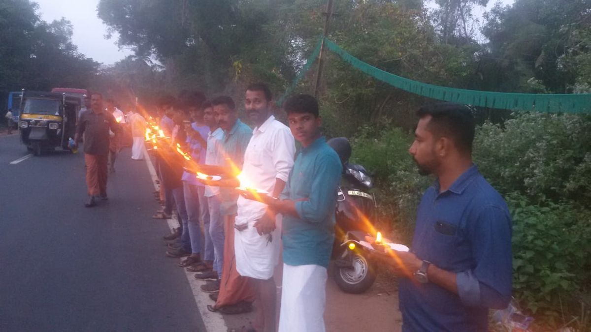 പതിനായിരങ്ങൾ അണിനിരന്ന്  അയ്യപ്പ ജ്യോതി തെളിച്ചു