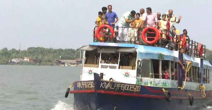 ആര്‍ക്കും ലൈഫ് ജാക്കറ്റില്ല; പറശ്ശിനിക്കടവില്‍ അപകട ബോട്ടുയാത്ര
