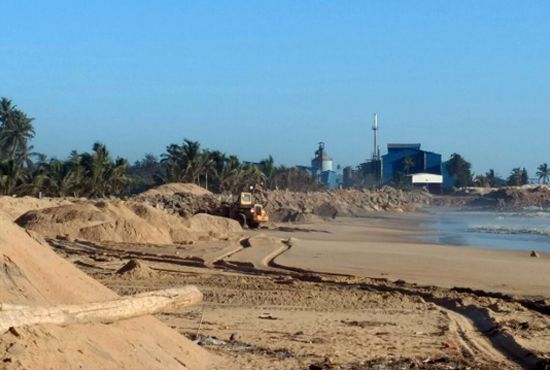 കരിമണൽ ഖനനത്തിനെതിരെ 'സേവ് ആലപ്പാട്'; ഒരു  ഗ്രാമത്തെ കടല്‍ വിഴുങ്ങുന്നുന്നതിനു മുമ്പ് ജനങ്ങള്‍ അവസാന പോരാട്ടത്തിന്