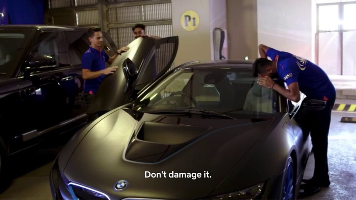 മുകേഷ് അംബാനിയുടെ  വാഹനശേഖരം കണ്ടു കണ്ണുതള്ളി മുംബൈ ഇന്ത്യൻസ് താരങ്ങൾ