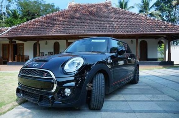 ഇംഗ്ലണ്ടിലെ 'റാണി' ഇനി നമ്മുടെ തൊടുപുഴയിലും;  ആമസോണ്‍വഴി വാങ്ങിയ 44 ലക്ഷം രൂപയുടെ 'മിനികൂപ്പര്‍' കേരളത്തില്‍