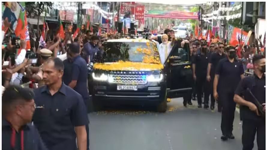 'തുറന്ന ഡോറിൽ തൂങ്ങി യാത്ര നടത്തി'; കൊച്ചിയിലെ റോഡ് ഷോ, പ്രധാനമന്ത്രിക്കെതിരെ പരാതി