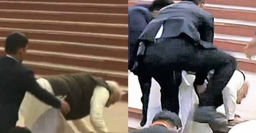 അടല്‍ ഘട്ടിലെ പടവുകളിൽ തട്ടി വീണ് പ്രധാനമന്ത്രി; പടി പൊളിക്കാൻ സർക്കാ‍ർ