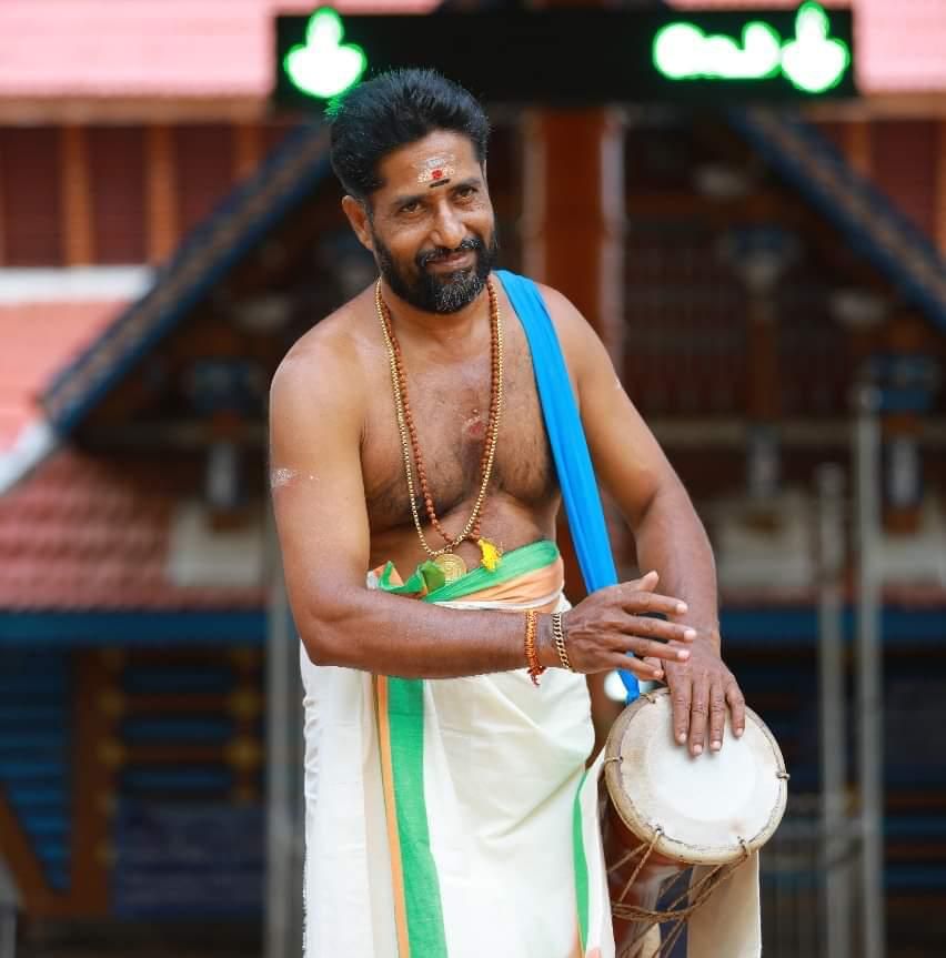 വാദ്യശ്രീപതി പനങ്ങാട്ടിരി മോഹനന്‍ മാരാര്‍ സിംഗപ്പൂര്‍ പൂരത്തില്‍...