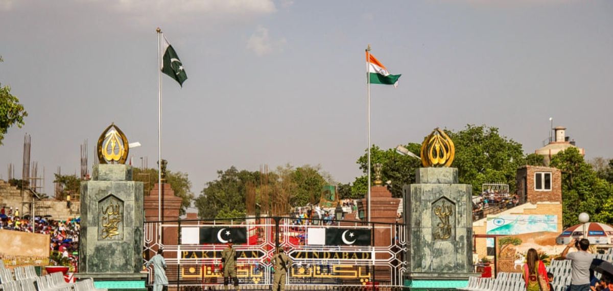 വാഗാ അതിർത്തി അടച്ചു; ഇന്ത്യയിൽ നിന്ന് തിരിച്ചുപോകുന്ന പാക് പൗരന്മാരെ കടത്തിവിടാതെ പാകിസ്താൻ