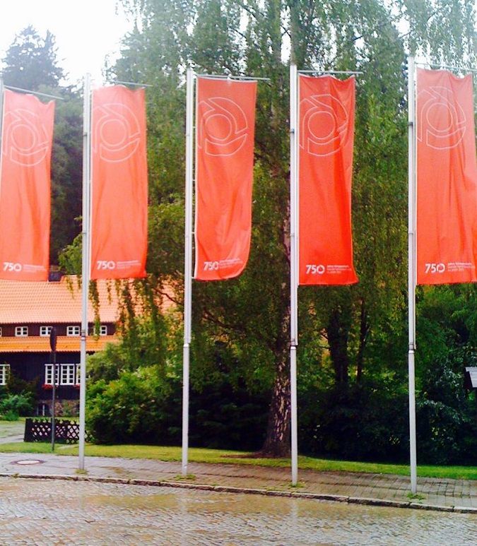 എഴുന്നൂറ് വർഷം പുറകിൽ...