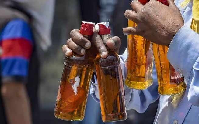 'രാത്രി 9 മണിക്ക് ക്യൂ നിൽക്കുന്നവർക്കെല്ലാം മദ്യം നൽകണം'; വിവാദ ഉത്തരവ് പിൻവലിച്ച് ബെവ്കോ