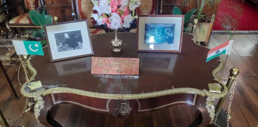 ഷിംല കരാർ ഒപ്പുവെച്ച മേശപ്പുറത്ത് നിന്ന് പാക് പതാക മാറ്റി; നീക്കം ചെയ്‌ത്‌ ഹിമാചൽ രാജ്ഭവൻ