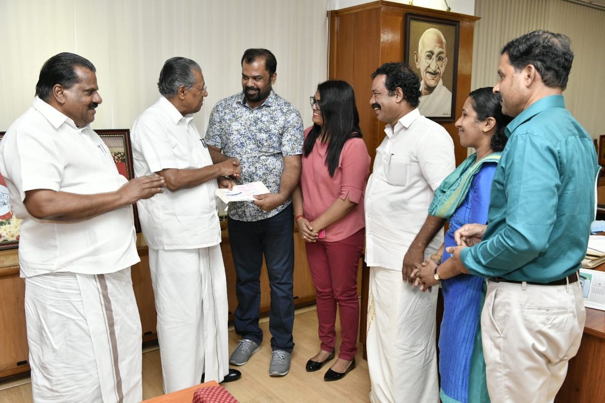 സിംഗപ്പൂർ പ്രവാസി എക്സ്പ്രസ്‌ പ്രവർത്തകർ ദുരിതശ്വാസ നിധിയിലേക്കുള്ള ആദ്യ ഗഡു കേരള മുഖ്യമന്ത്രിക്ക്‌ കൈമാറി