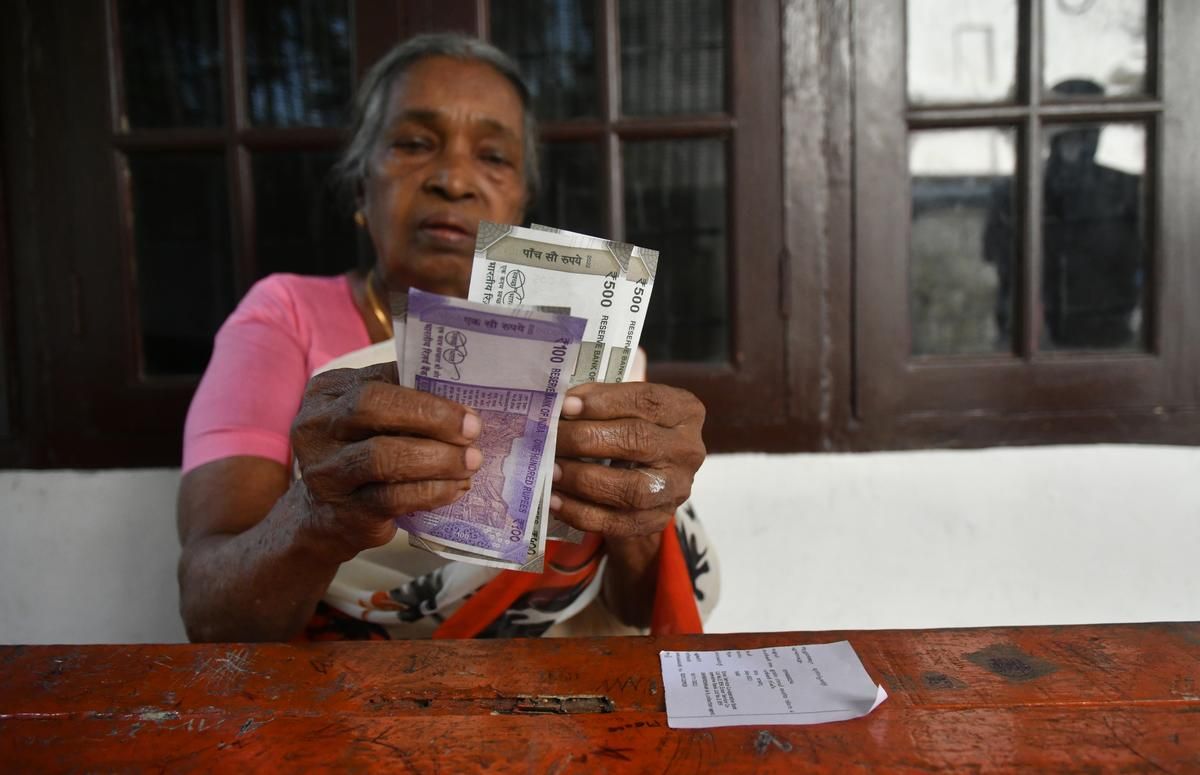 ക്ഷേമ പെൻഷൻ രണ്ടു ഗഡുകൂടി അനുവദിച്ചു, 3200രൂപ വീതം വെള്ളിയാഴ്‌ച മുതൽ വിതരണം ചെയ്യുമെന്ന് ധനമന്ത്രി