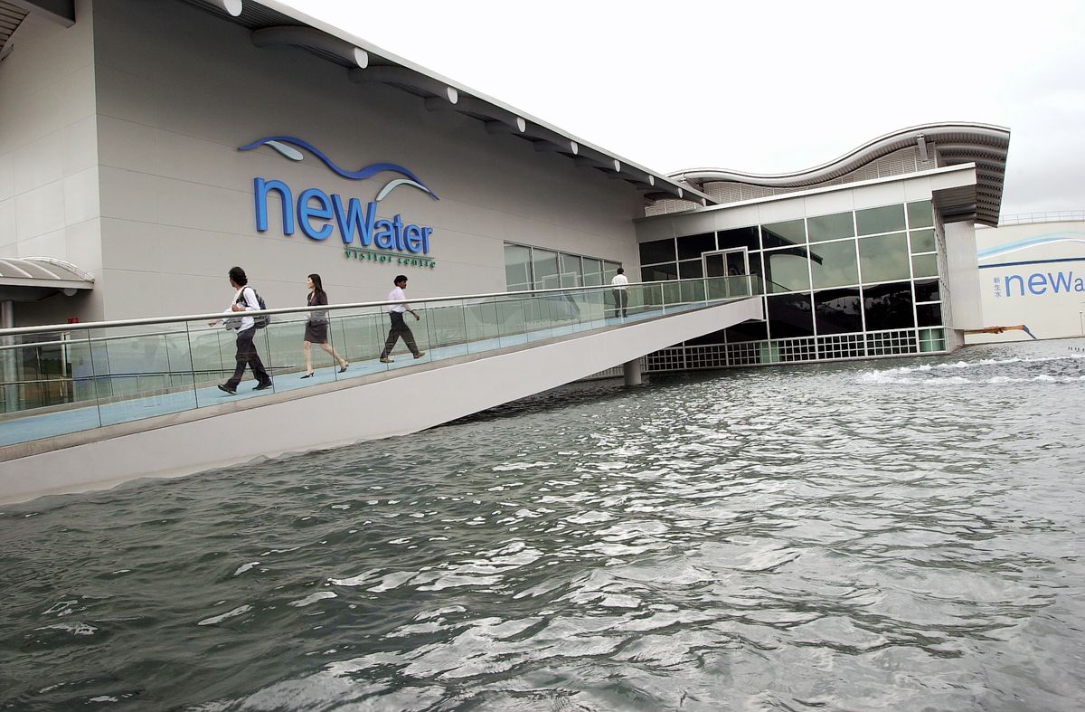 സിംഗപ്പൂരില്‍ ഒരു വ്യക്തി ദിവസേന ഉപയോഗിക്കുന്നത് ശരാശരി 151 ലിറ്റര്‍ വെള്ളം,ഒരു മാസത്തേക്ക് ഒരു ഫ്ലാറ്റില്‍ വേണ്ടത് 15000 ലിറ്റര്‍ വെള്ളം .