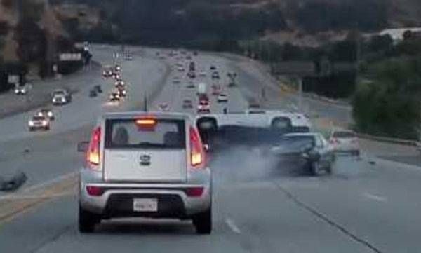 ഡ്രൈവിംഗിനിടയില്‍ പ്രതികാരം തീര്‍ക്കാന്‍ പോയി; പിന്നെ സംഭവിച്ചത് ഈ വീഡിയോ പറയും