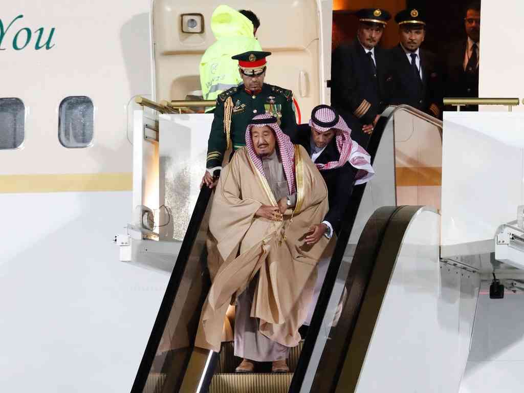 സ്വര്‍ണ എസ്‌കലേറ്ററുമായി റഷ്യയില്‍ വന്നിറങ്ങിയ സൗദി രാജാവിന്റെ എസ്‌കലേറ്റര്‍ പണിമുടക്കി; ഒടുവില്‍ നടന്ന് പടിയിറങ്ങുന്ന രാജാവിന്റെ വീഡിയോ സോഷ്യല്‍ മീഡിയയില്‍ വൈറലാകുന്നു; വീഡിയോ