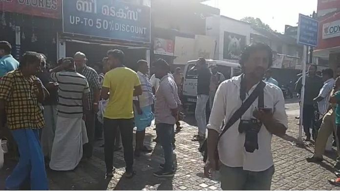 മിഠായി തെരുവിൽ തുറന്ന കടകൾക്ക് നേരെ കല്ലേറ്