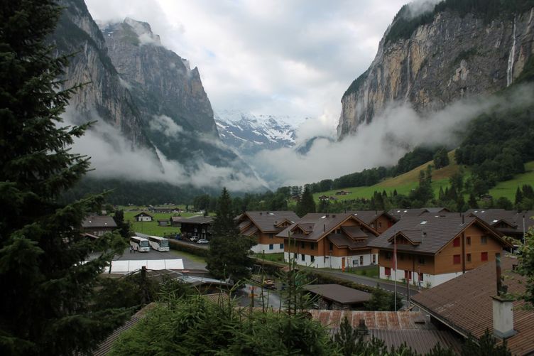 വെറുതെയൊന്നു ഈ സ്വിസ് ഗ്രാമത്തില്‍ വന്നു താമസിക്കാമോ; ഒരു വീടും ഒപ്പം 38,89,950 രൂപയും തികച്ചും സൗജന്യം