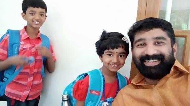 പൊതു വിദ്യാലയത്തിലേക്ക് ഒരാൾ കൂടി...മകനൊപ്പം മകളെയും സർക്കാർ സ്കൂളിൽ ചേർത്ത് വി.ടി ബൽറാം