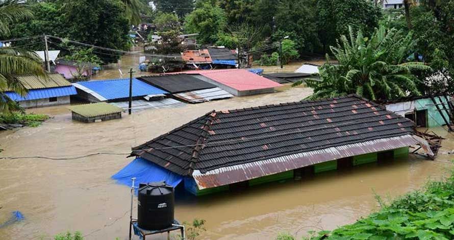 കൊച്ചി – വടക്കൻ കേരളം ഗതാഗതം പൂർണമായി സ്തംഭിച്ചു