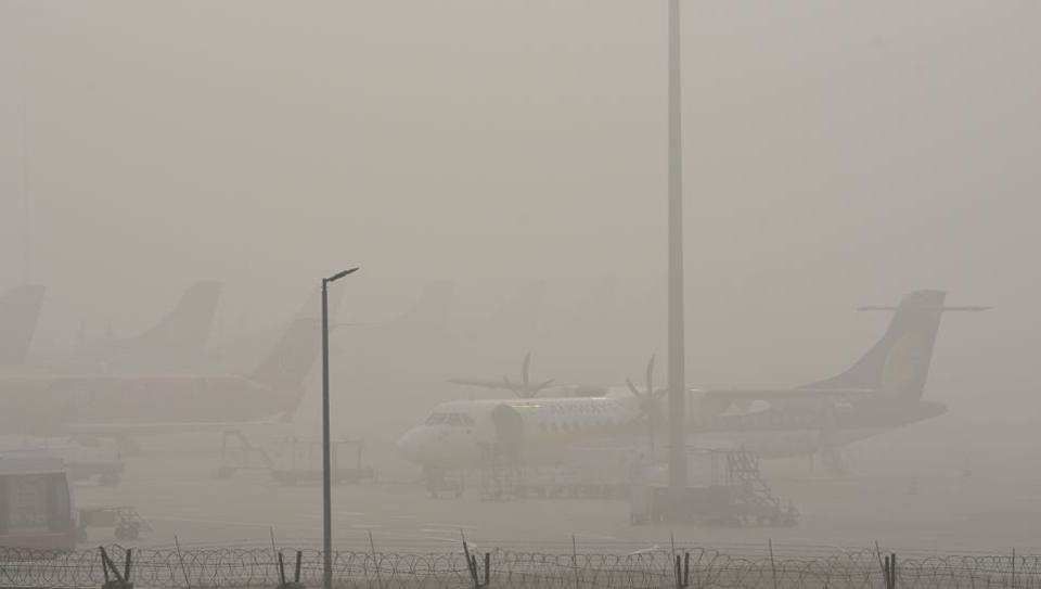 കനത്ത മൂടൽ മഞ്ഞ്;  ഡെൽഹിയിൽ വിമാന സർവീസുകൾ തടസപ്പെട്ടു