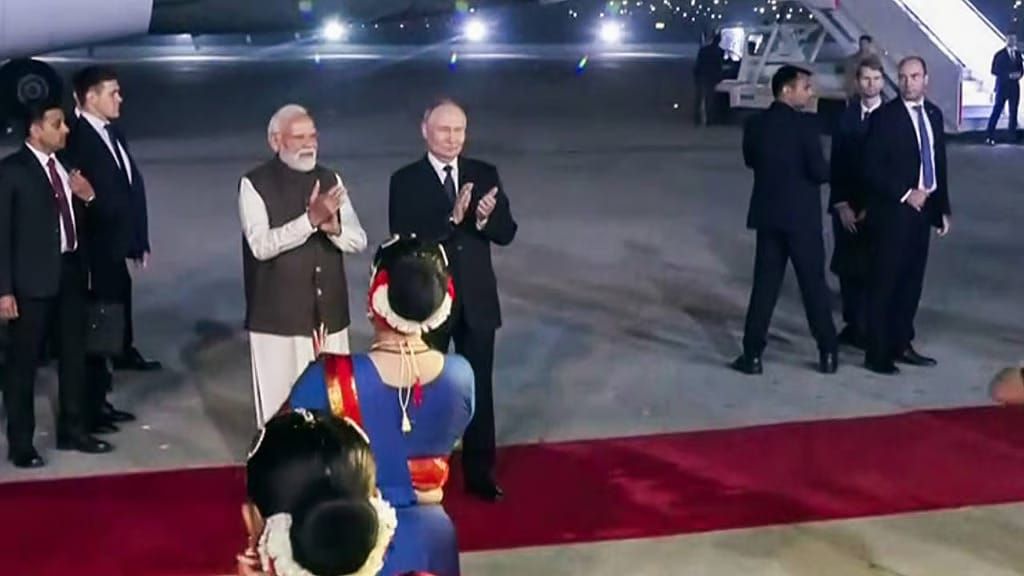 റഷ്യന്‍ പ്രസിഡന്റ് വ്‌ളാഡിമിര്‍ പുടിന്‍ ഇന്ത്യയില്‍ എത്തി; നേരിട്ട് സ്വീകരിച്ച് പ്രധാനമന്ത്രി