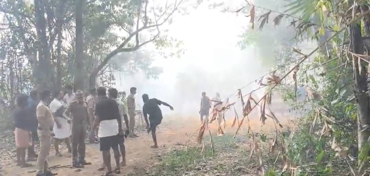 തൃശൂര്‍ മുണ്ടത്തിക്കോട് വെടിക്കെട്ട് പുരയില്‍ സ്‌ഫോടനം; 5 മരണം