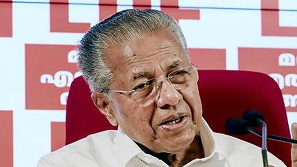 ധർമടത്ത് മുഖ്യമന്ത്രി പിണറായി വിജയൻ പിന്നിൽ