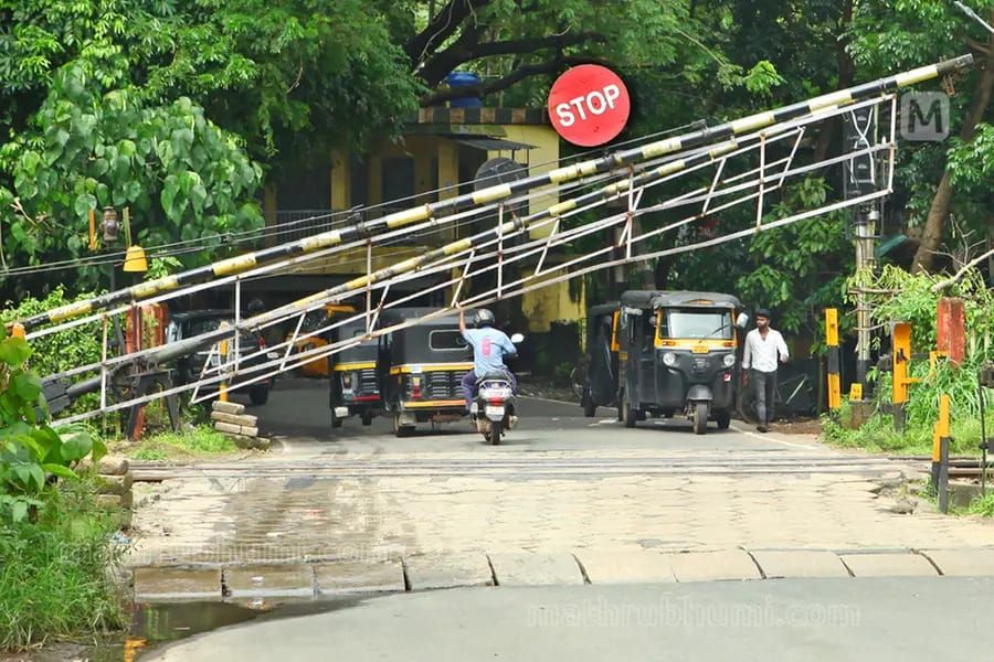 റെയിൽവേ ഗേറ്റ് അടയ്ക്കുമ്പോൾ വാഹനം ഓടിച്ചുകയറ്റുന്നവർക്ക് പണി വരുന്നു; ലൈസൻസ് സസ്പെൻഡ് ചെയ്യും