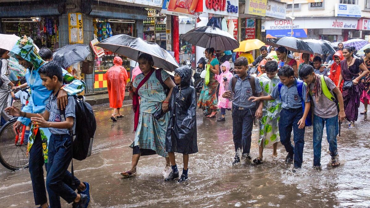 സംസ്ഥാനത്ത് അതിശക്തമായ മഴ; റെഡ് അലേർട്ട്, നാളെ രണ്ട് ജില്ലകൾക്ക് അവധി പ്രഖ്യാപിച്ചു