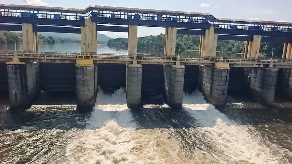 ഭൂതത്താൻകെട്ട് ഡാമിലെ ഷട്ടറുകൾ ഉയർത്തുന്നു