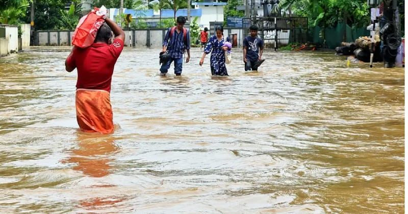 പെയ്യുന്നത് മഴയല്ല, ഭീതിയാണ്; ദുരന്തപ്പെയ്ത്തിൽ വീണ്ടും വിറച്ച് കേരളം
