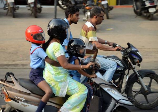 പിൻസീറ്റിൽ ഹെ​ൽ​മറ്റും സീ​റ്റ് ബെ​ൽ​റ്റും നി​ര്‍​ബ​ന്ധം; കർശനമായി നടപ്പാക്കണമെന്ന്  ലോക്‌നാഥ് ബെഹ്റ
