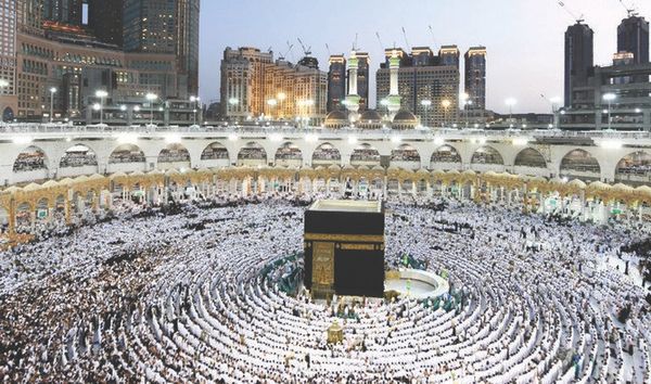 ഉംറയെക്കെത്തിയ മലയാളി സംഘം പാസ്പോർട്ട് നഷ്ടപ്പെട്ട് മക്കയിൽ കുടുങ്ങി