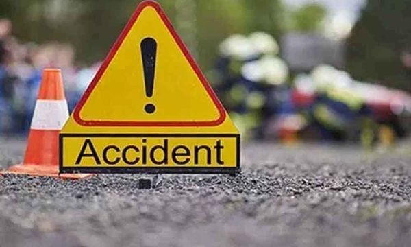 കൊല്ലത്ത് ആംബുലന്‍സും കാറും കൂട്ടിയിടിച്ച് മൂന്നുപേര്‍ക്ക് പരിക്ക്