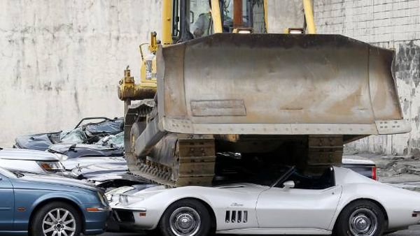 ഈ കാഴ്ച വാഹനപ്രേമികളുടെ ഹൃദയം തകര്‍ക്കും; ലംബോര്‍ഗിനി, പോര്‍ഷെ ഉള്‍പ്പെടെ 60 ആഡംബര കാറുകളും ബൈക്കുകളും തകര്‍ന്നു തരിപ്പണമായി