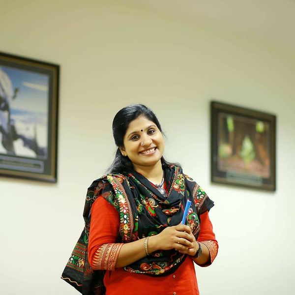 മനസൊന്ന് ചുരണ്ടി നോക്ക് ടീച്ചറെ, ഒരു സവർണ്ണ തമ്പുരാട്ടിയുടെ അയിത്തം വമിക്കുന്നത് കാണാം'; രമ്യയെ പരിഹസിച്ച ദീപ നിശാന്തിനെതിരെ പ്രതിഷേധം
