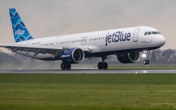 രൂക്ഷഗന്ധം; പരിശോധനയിൽ വിമാനത്തിന്‍റെ ലാൻഡിംഗ് ഗിയറിൽ 2 മൃതദേഹങ്ങൾ !!