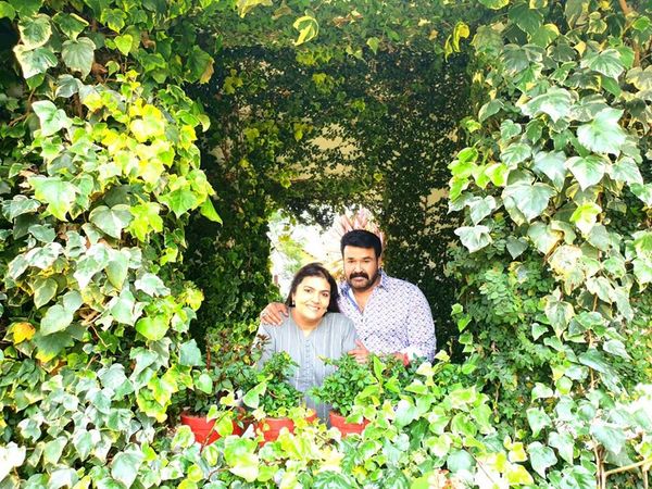 ആരാധകര്‍ക്കായി 31 -ന്നാം വിവാഹവാര്‍ഷിക ചിത്രം പങ്കുവെച്ച് മോഹൻലാൽ