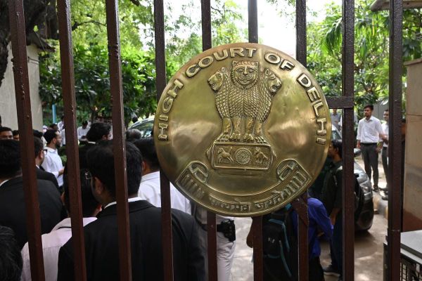 അഫ്‌സല്‍ ഗുരുവിന്റെയും മക്ബൂല്‍ ഭട്ടിന്റെയും കുഴിമാടങ്ങള്‍ തിഹാര്‍ ജയിലില്‍നിന്ന് നീക്കംചെയ്യണമെന്ന   ഹര്‍ജി ഹൈക്കോടതി തള്ളി