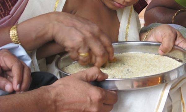 ആദ്യാക്ഷരത്തിന്റെ മധുരം നുകര്‍ന്നു ആയിരക്കണക്കിന് കുരുന്നുകള്‍ വിദ്യാരംഭം കുറിച്ചു