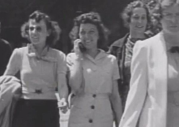 1938ല്‍ കൈയ്യില്‍ മൊബൈലുമായൊരു യുവതി; വീഡിയോ കാണാം