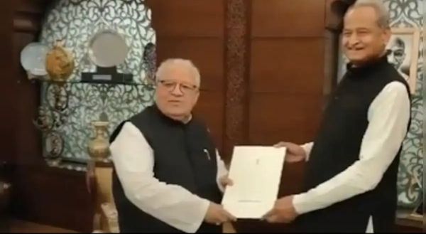 രാജസ്ഥാനിലെ തോൽവി; അശോക് ഗെഹ്‌ലോട്ട് രാജി സമർപ്പിച്ചു