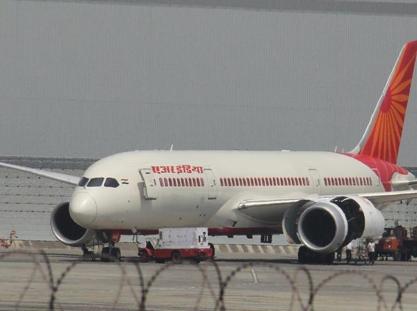 യാത്രക്കാരന്റെ മൊബൈൽ പൊട്ടിത്തെറിച്ചു, എയർ ഇന്ത്യ വിമാനം അടിയന്തരമായി നിലത്തിറക്കി