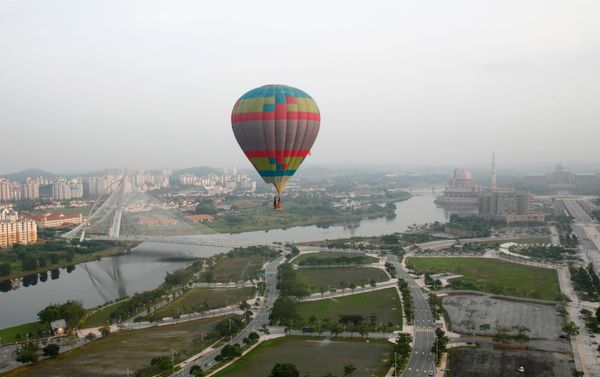 ബലൂണ്‍ അഡ്വഞ്ചര്‍: മലേഷ്യന്‍ സഞ്ചാരികള്‍ക്ക് സാഹസികതയുടെ പുതിയ ലോകം