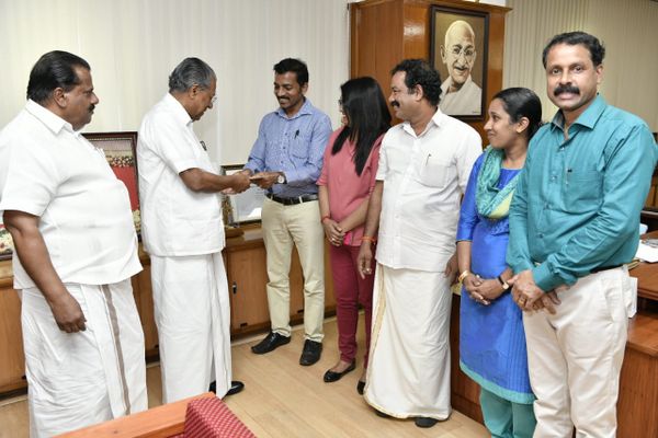 ബാതാം മലയാളികളുടെ ഓണാഘോഷ തുക  മുഖ്യമന്ത്രിയുടെ ദുരിതാശ്വാസ നിധിയിലേക്ക് കൈമാറി