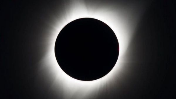 ബ്ലൂമൂണും ബ്ലഡ്മൂണും അല്ല ഇതാ ബ്ലാക്ക്മൂണ്‍ വരുന്നു